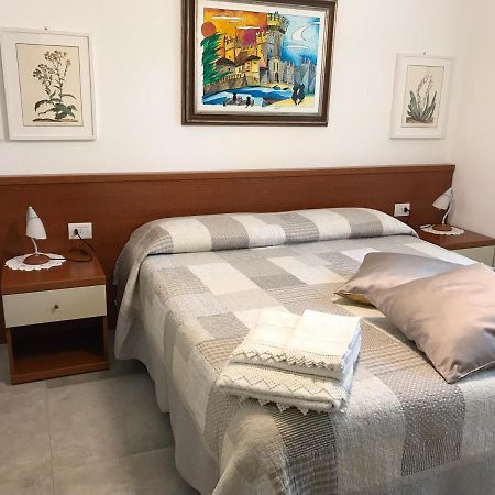 Casa Mary Due - Trilocale Con Giardino Privato A Due Passi Dal Lago Sirmione Eksteriør billede