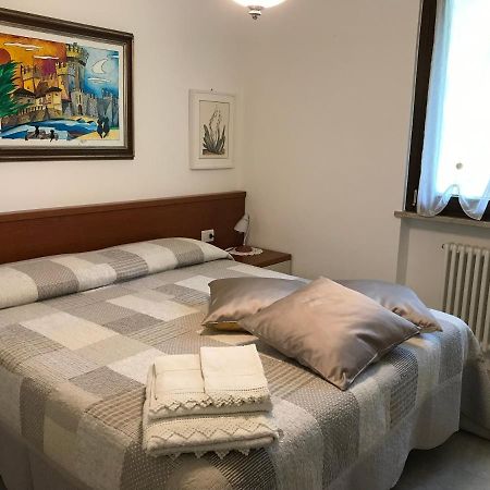 Casa Mary Due - Trilocale Con Giardino Privato A Due Passi Dal Lago Sirmione Eksteriør billede