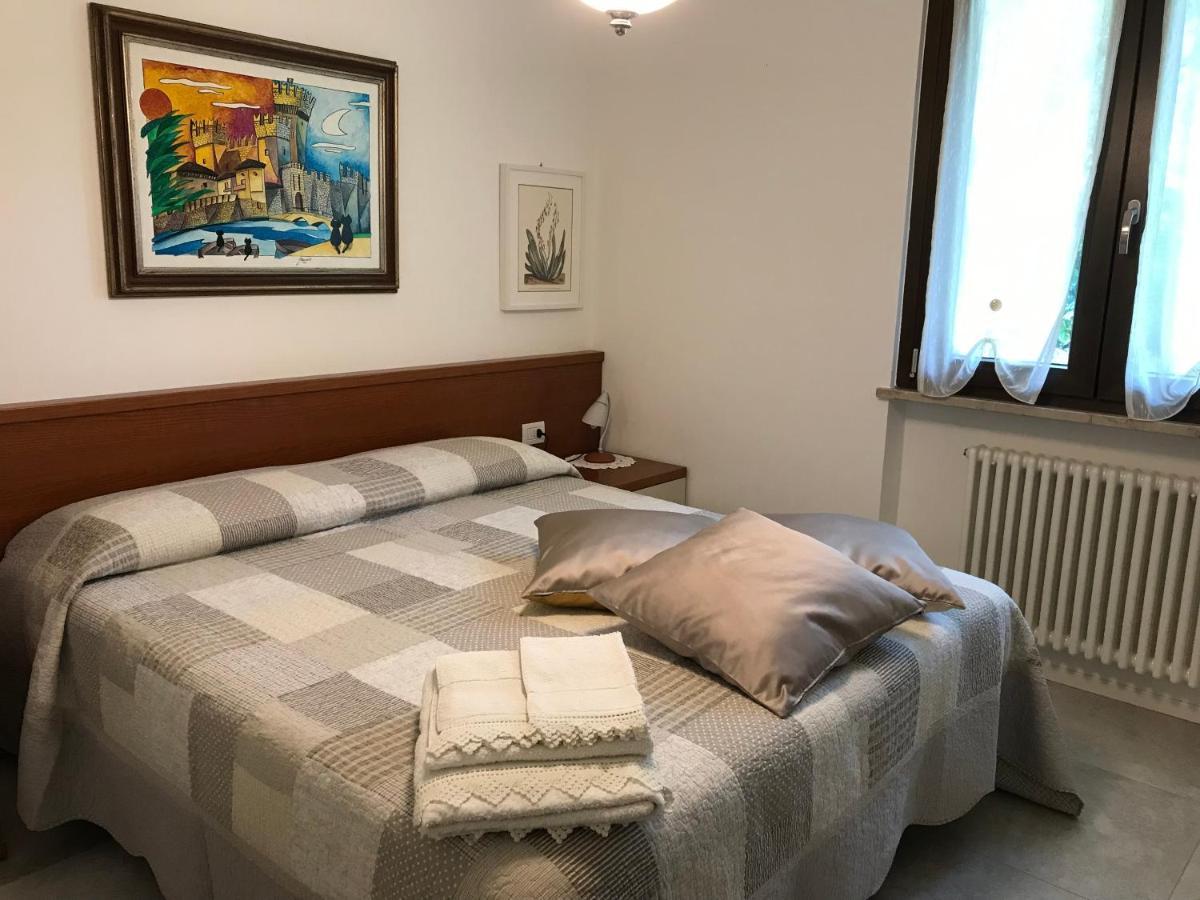 Casa Mary Due - Trilocale Con Giardino Privato A Due Passi Dal Lago Sirmione Eksteriør billede