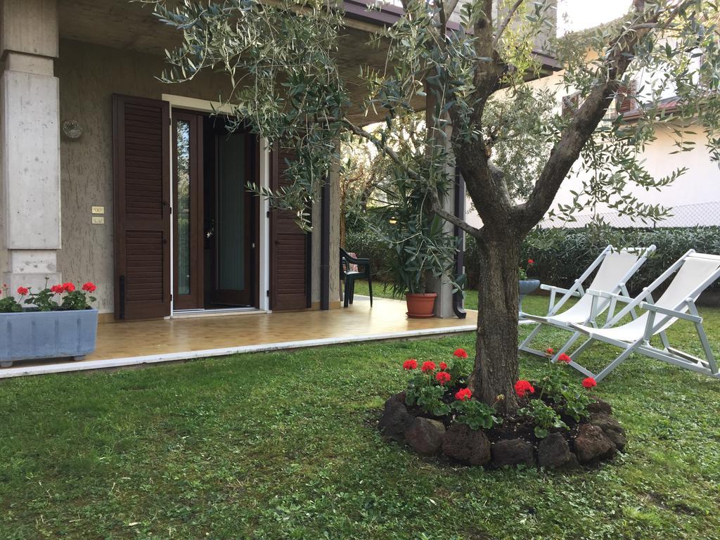 Casa Mary Due - Trilocale Con Giardino Privato A Due Passi Dal Lago Sirmione Eksteriør billede