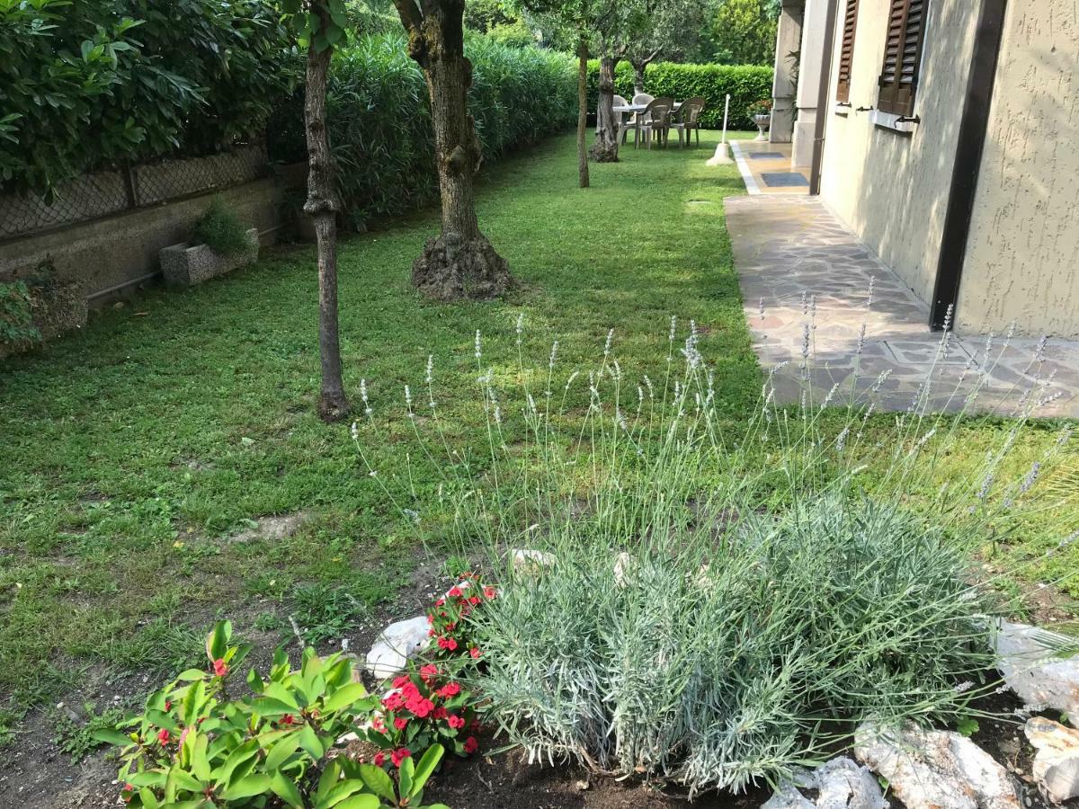 Casa Mary Due - Trilocale Con Giardino Privato A Due Passi Dal Lago Sirmione Eksteriør billede