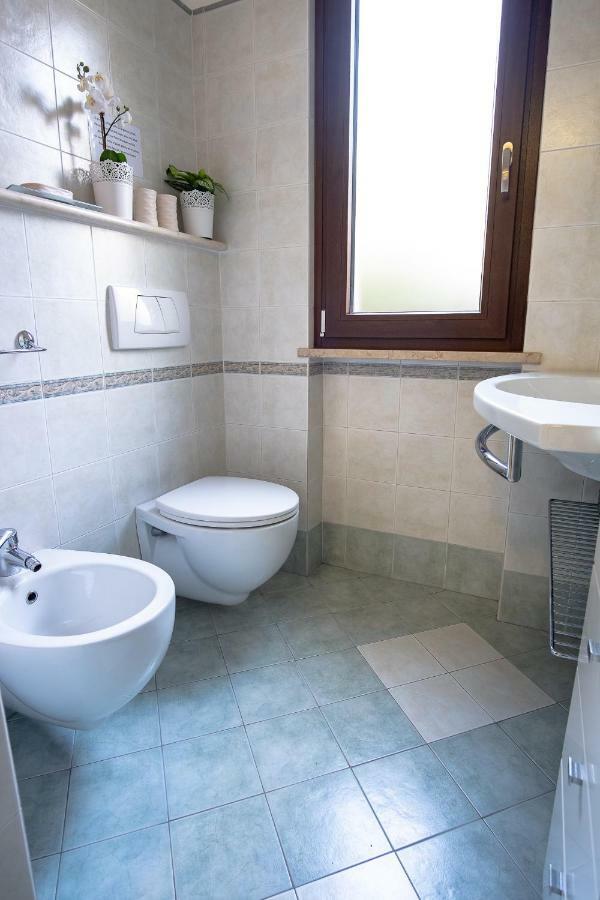 Casa Mary Due - Trilocale Con Giardino Privato A Due Passi Dal Lago Sirmione Eksteriør billede