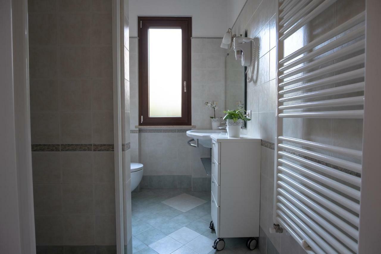 Casa Mary Due - Trilocale Con Giardino Privato A Due Passi Dal Lago Sirmione Eksteriør billede