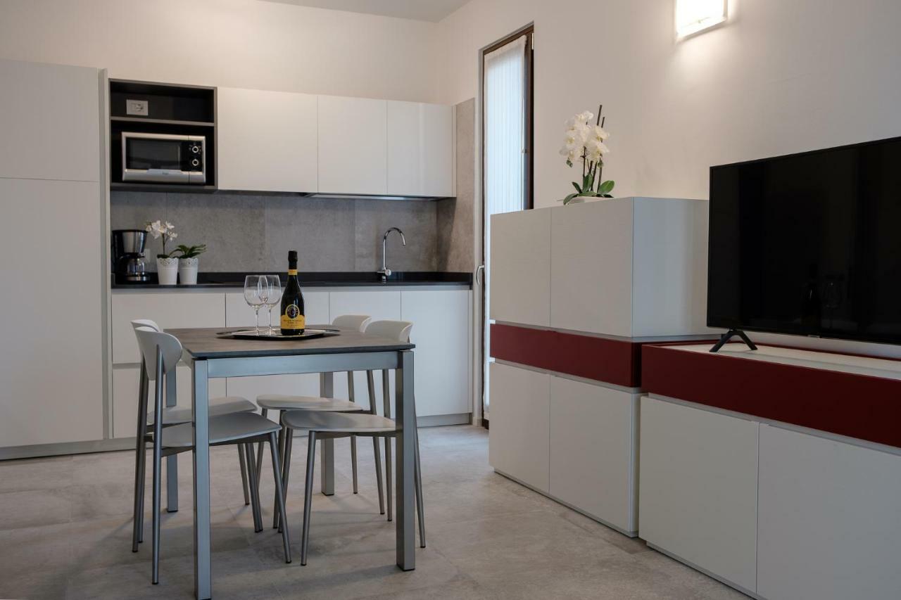 Casa Mary Due - Trilocale Con Giardino Privato A Due Passi Dal Lago Sirmione Eksteriør billede